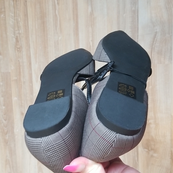 2/$18 WOMEN'S flats Sandals NWT - Picture 6 of 8